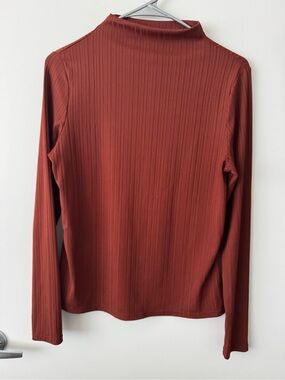Ribbed Mock Neck Long-Sleeve Top in Rust